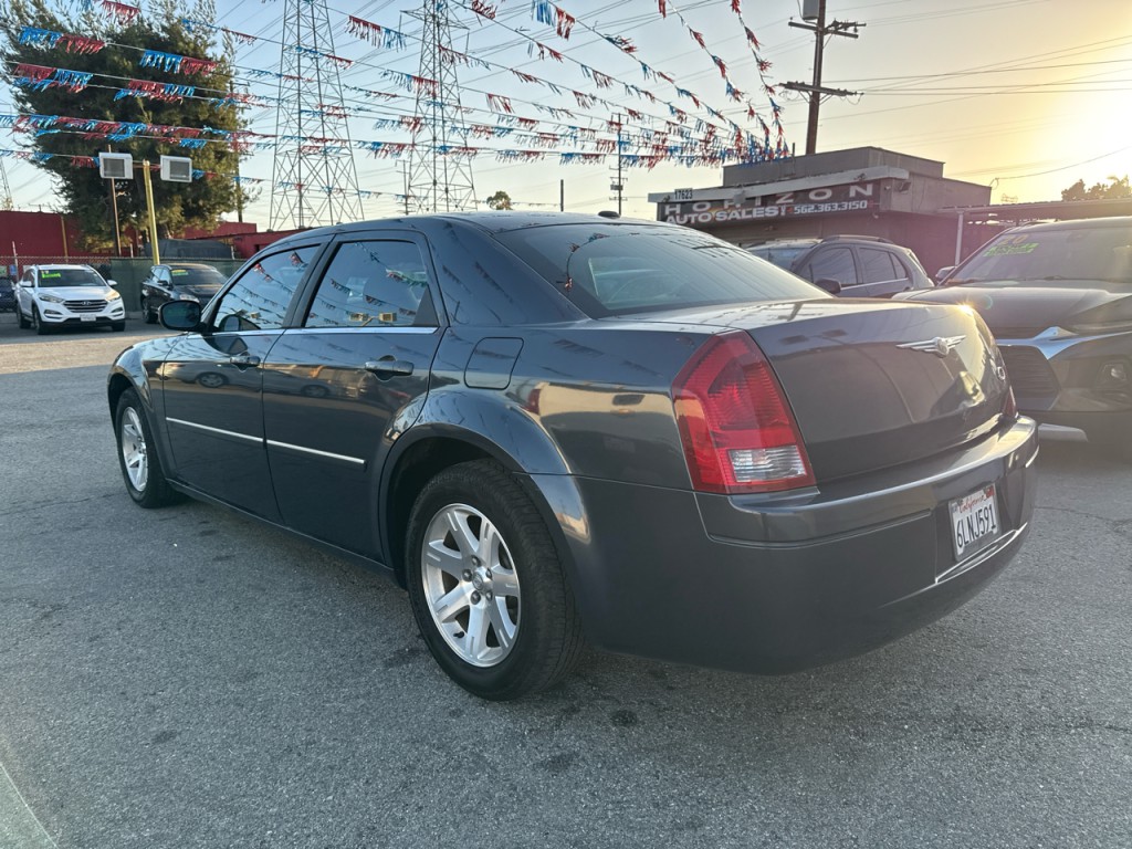 2007 Chrysler 300 Image 4