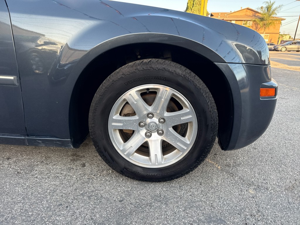 2007 Chrysler 300 Image 8