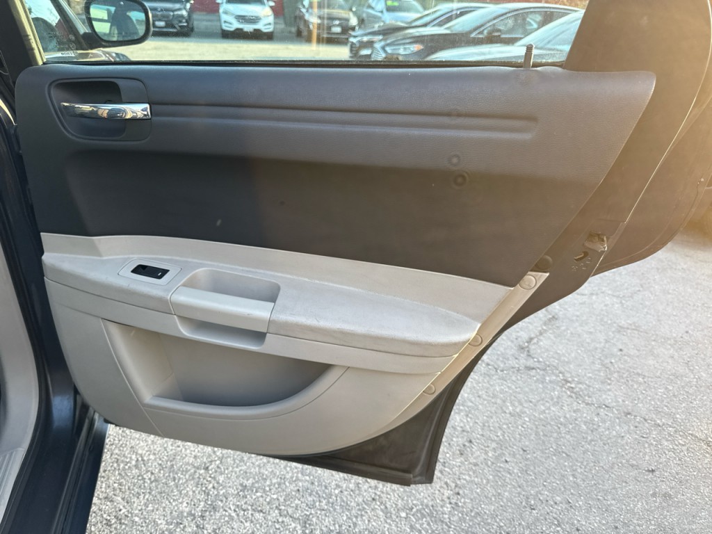 2007 Chrysler 300 Image 14