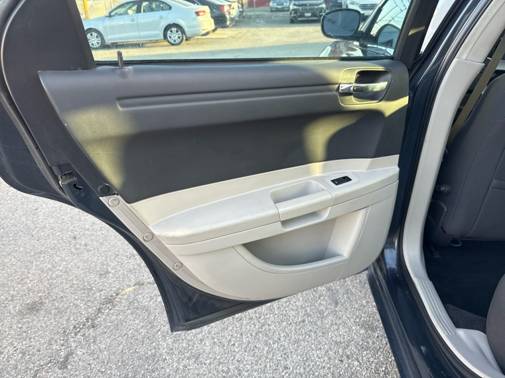 2007 Chrysler 300 Image 17