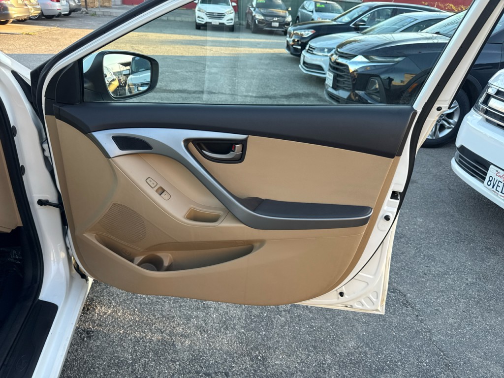 2012 Hyundai Elantra Image 12