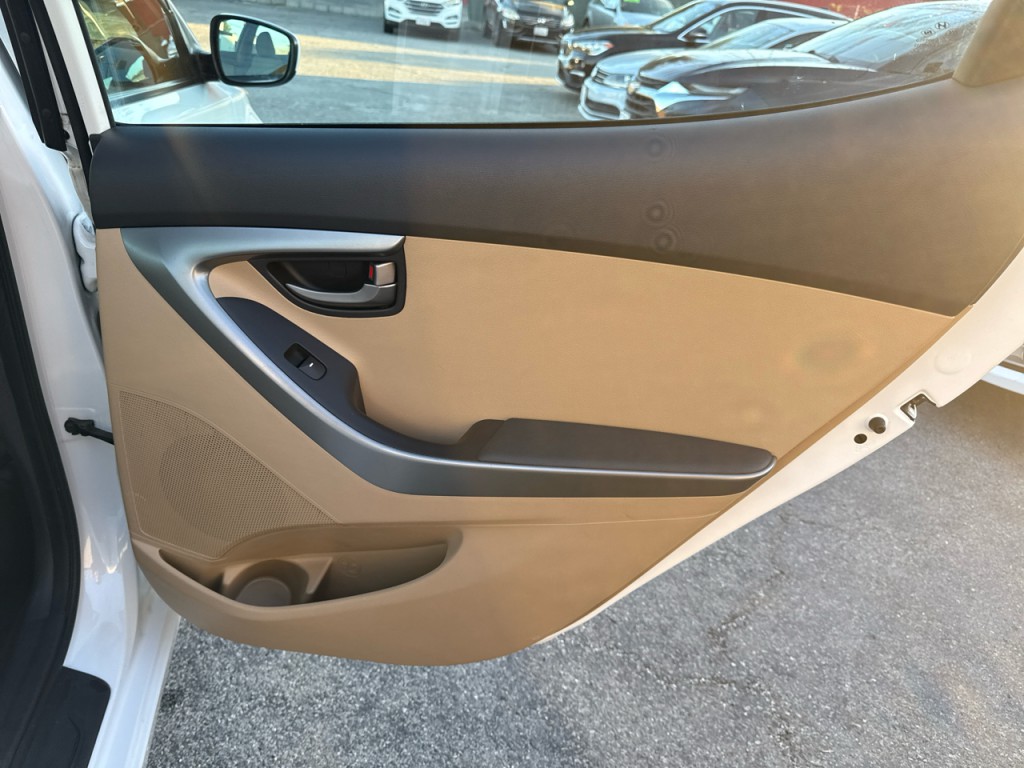 2012 Hyundai Elantra Image 14