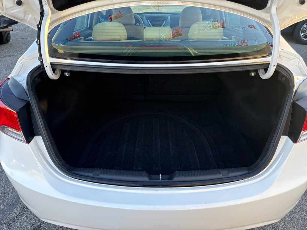 2012 Hyundai Elantra Image 17