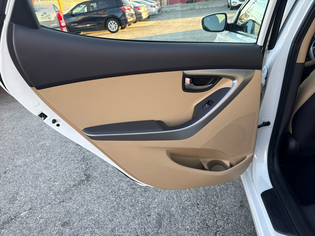 2012 Hyundai Elantra Image 18