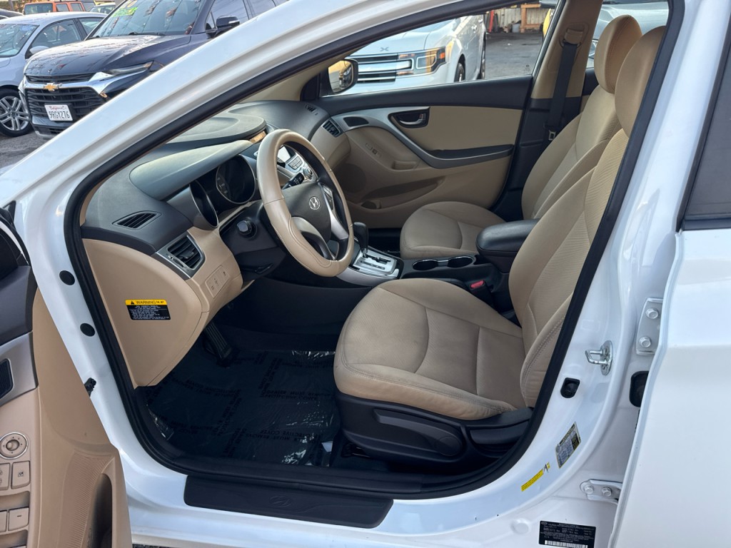 2012 Hyundai Elantra Image 22