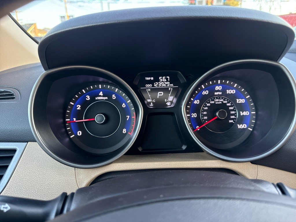 2012 Hyundai Elantra Image 28