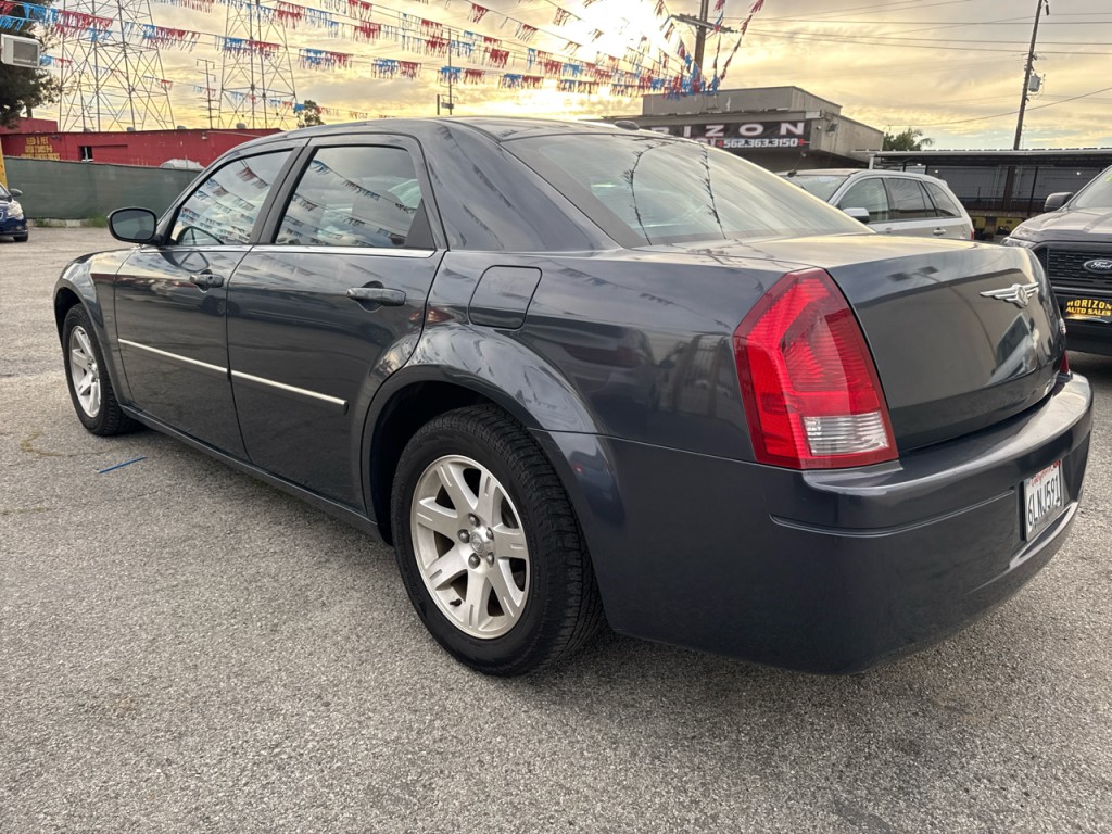 2007 Chrysler 300 Image 4