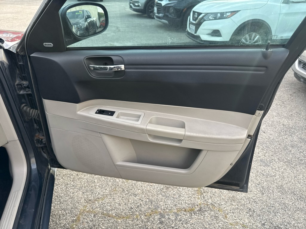 2007 Chrysler 300 Image 12