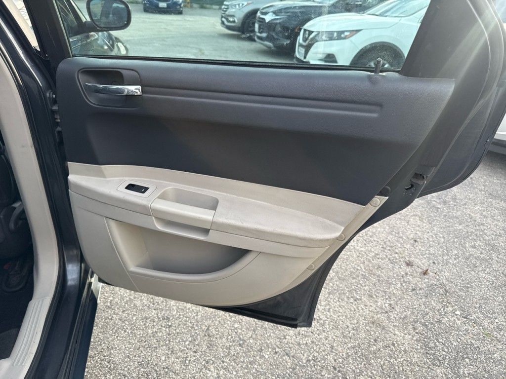 2007 Chrysler 300 Image 14