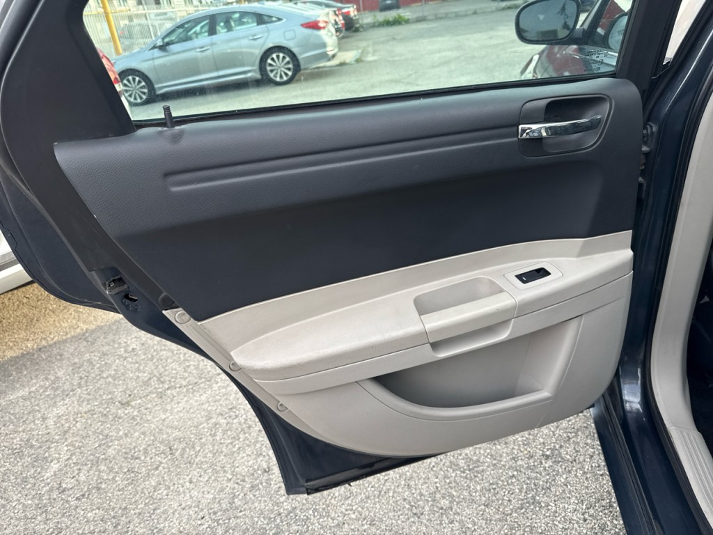 2007 Chrysler 300 Image 18