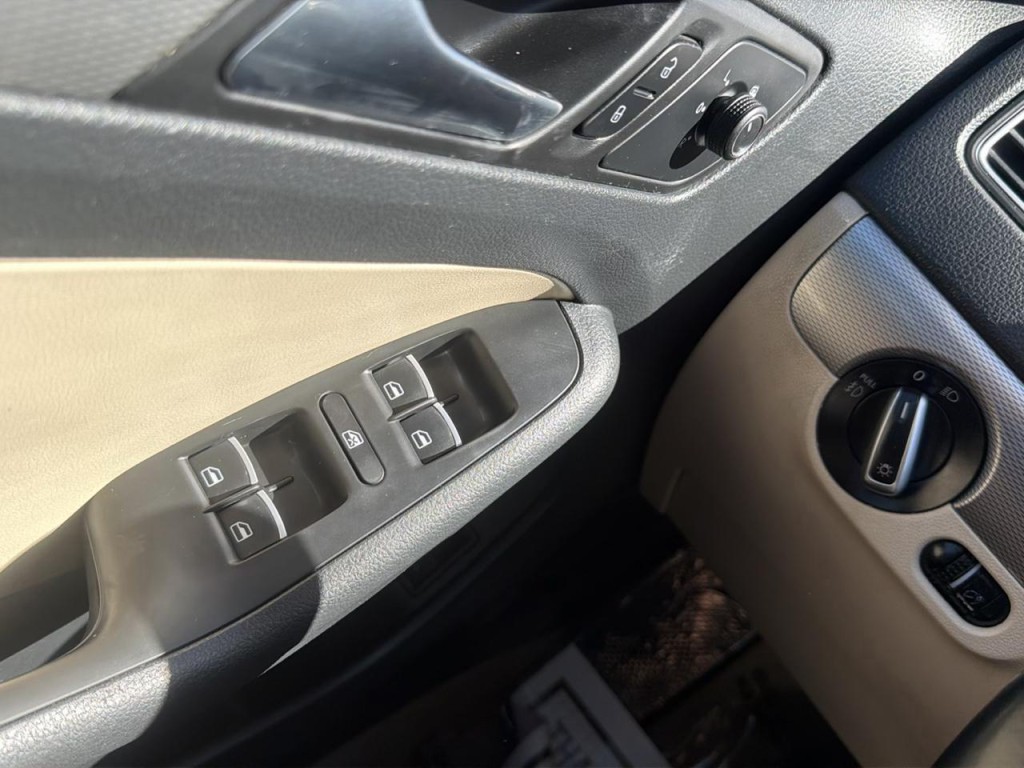 2015 Volkswagen Jetta Image 28