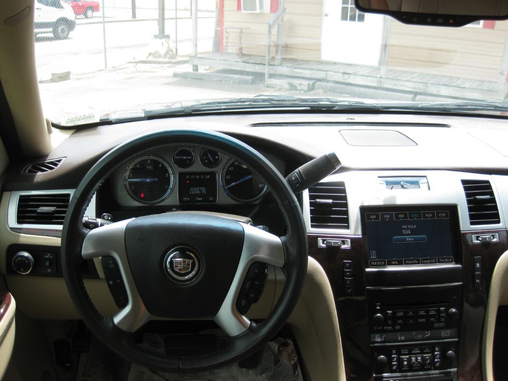 2011 Cadillac Escalade Image 8