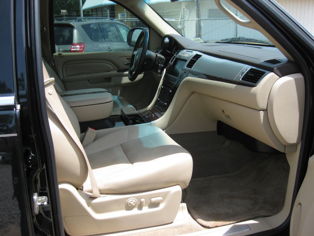 2011 Cadillac Escalade Image 11