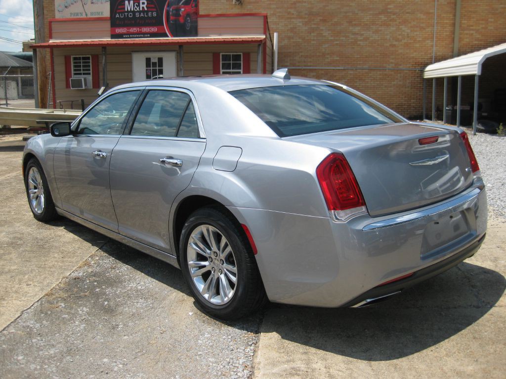 2017 Chrysler 300 Image 3