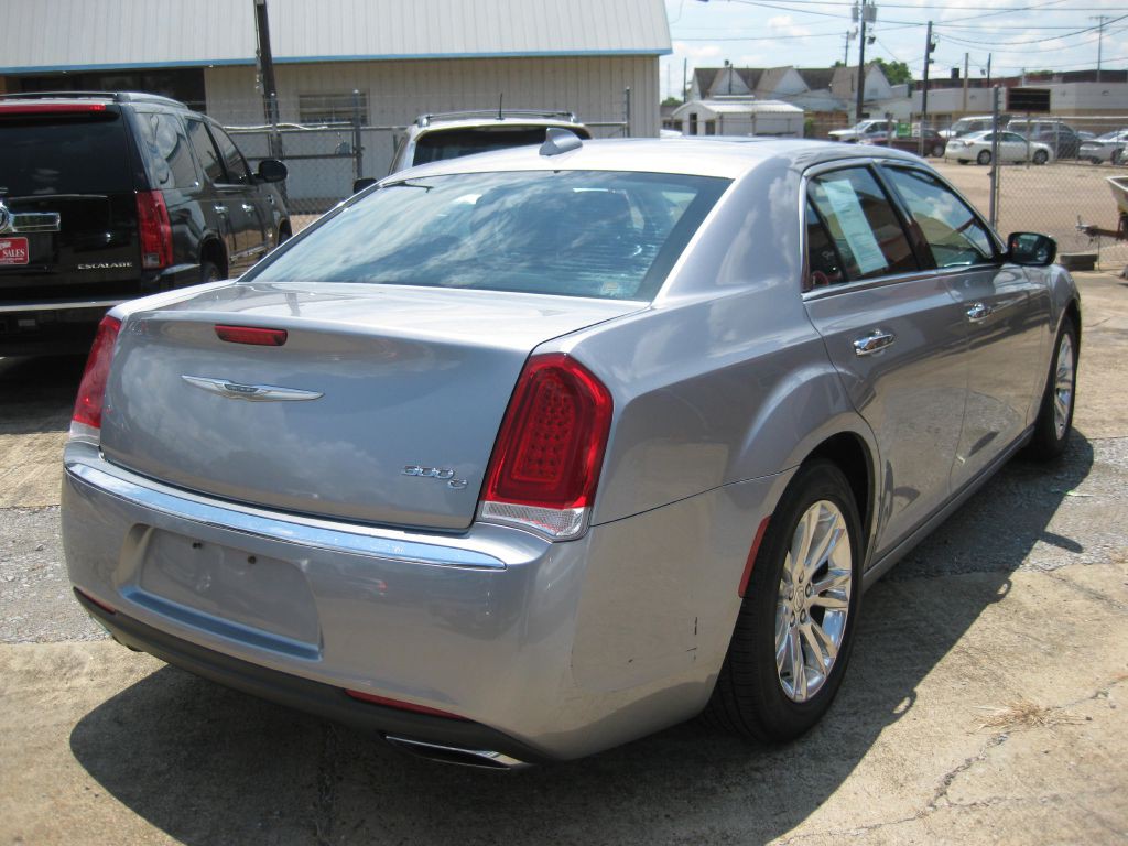 2017 Chrysler 300 Image 4