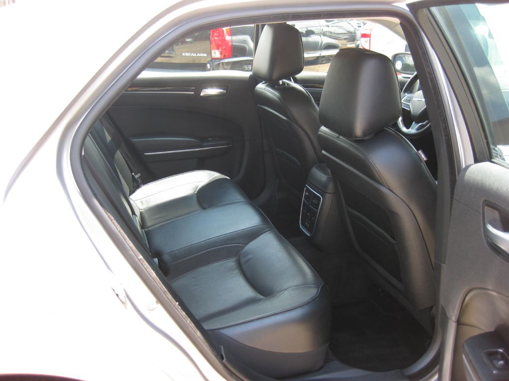 2017 Chrysler 300 Image 7