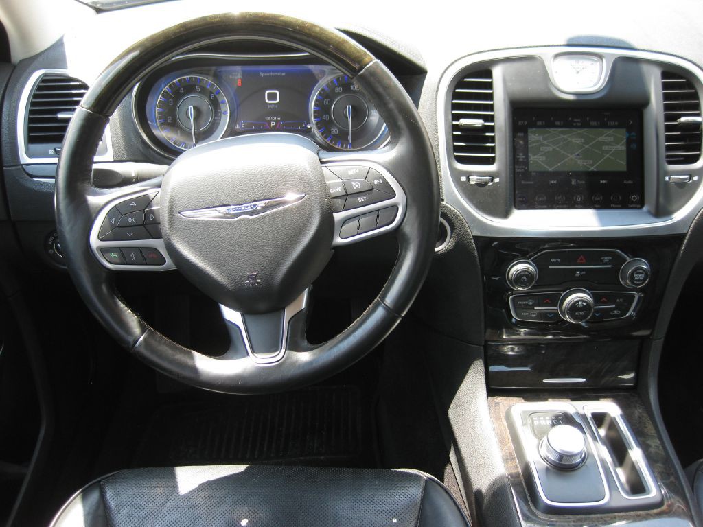 2017 Chrysler 300 Image 10