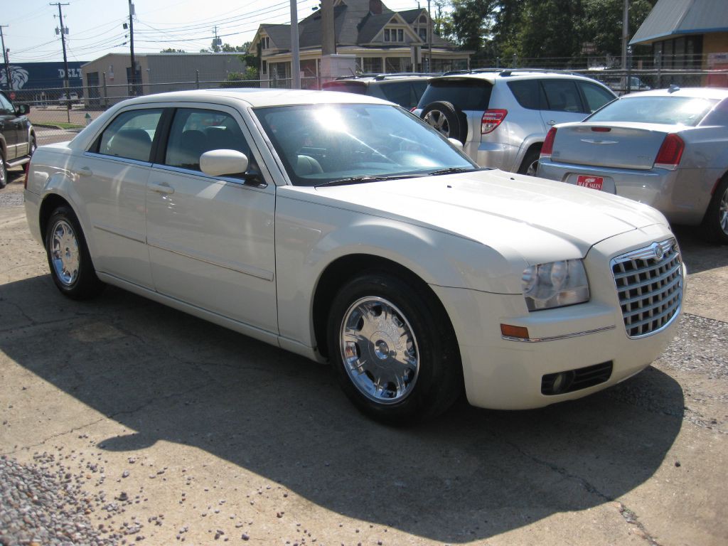 2005 Chrysler 300 Image 1