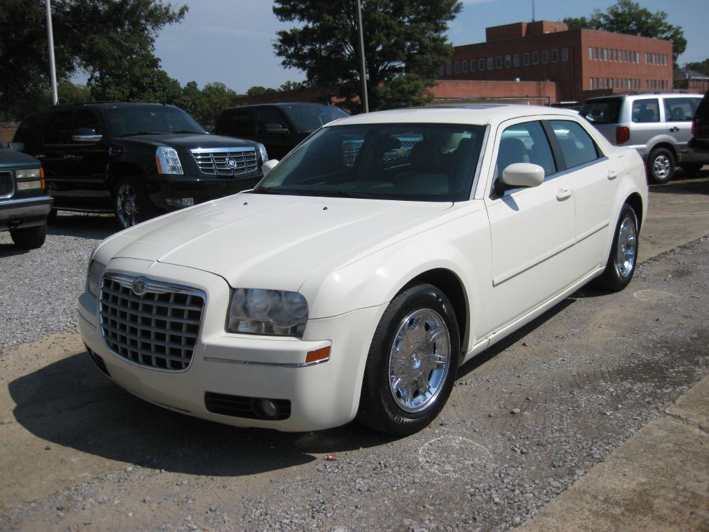 2005 Chrysler 300 Image 2