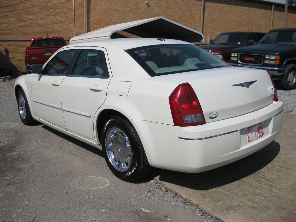 2005 Chrysler 300 Image 3