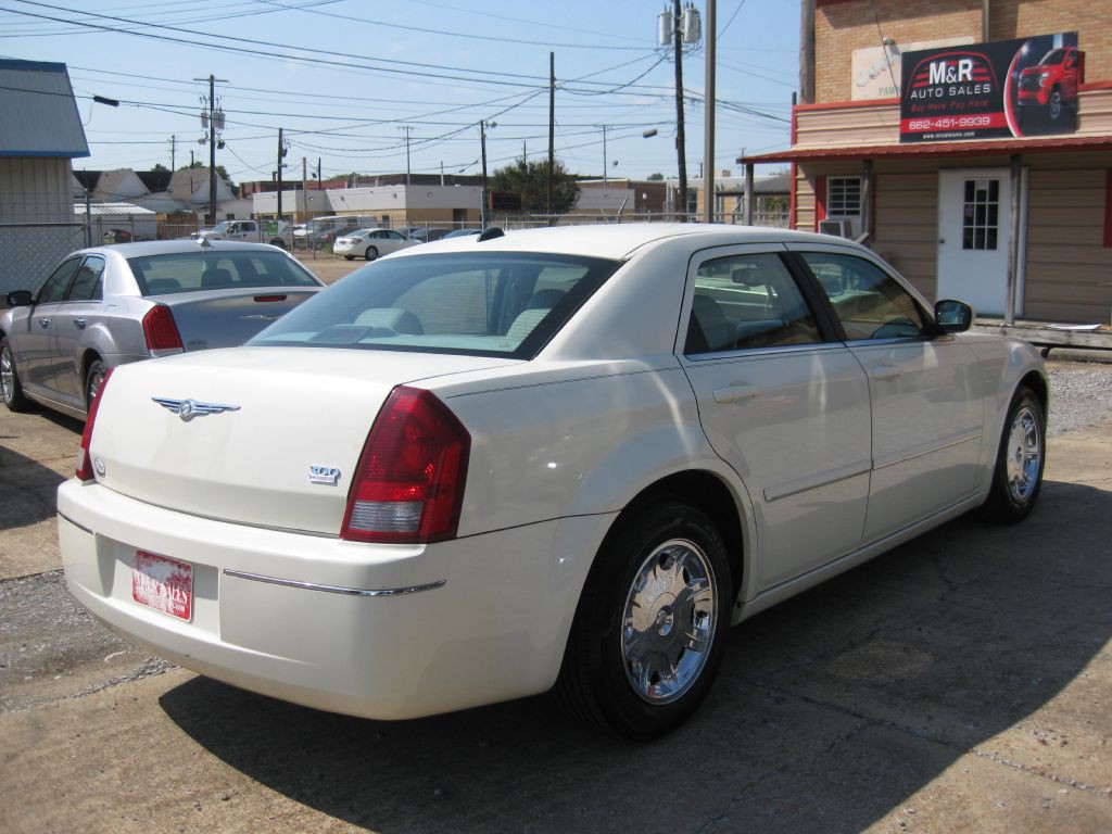 2005 Chrysler 300 Image 4