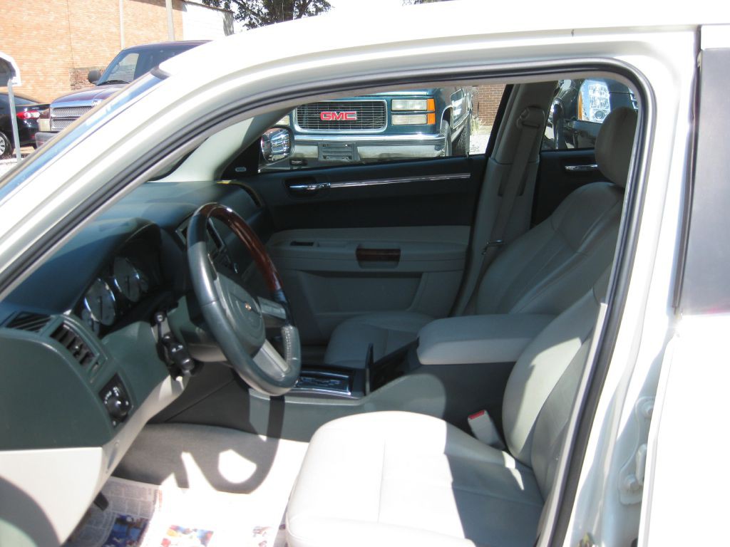 2005 Chrysler 300 Image 5