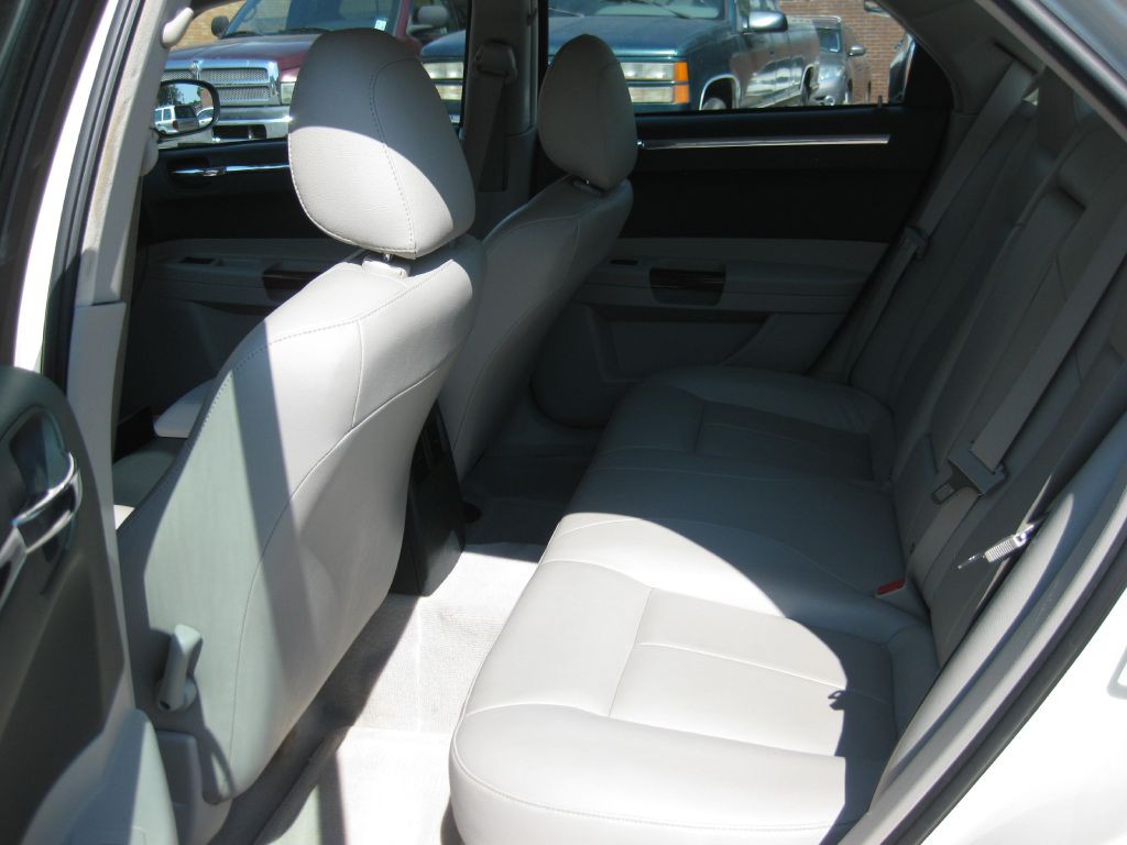 2005 Chrysler 300 Image 6