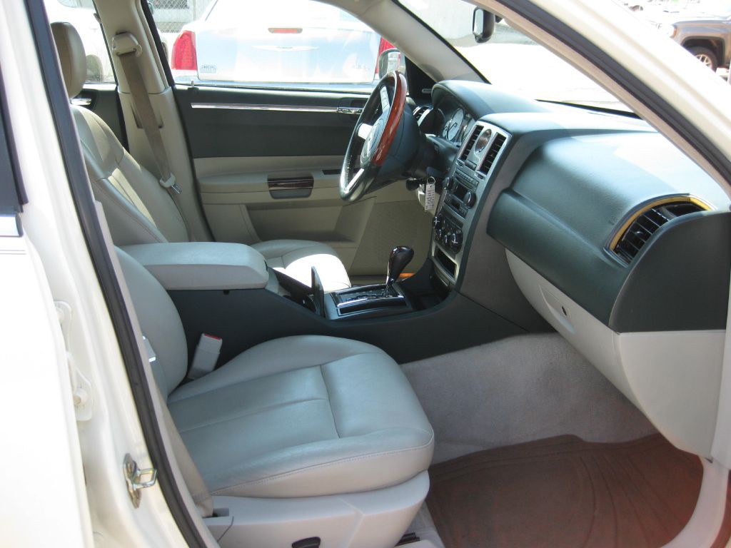 2005 Chrysler 300 Image 9