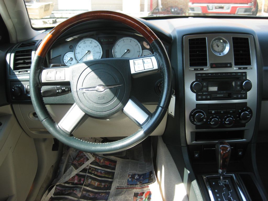 2005 Chrysler 300 Image 10