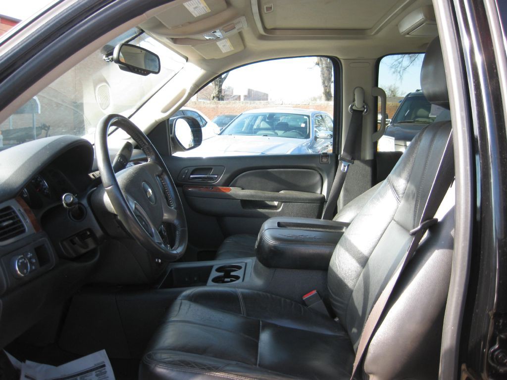 2012 Chevrolet Suburban Image 5
