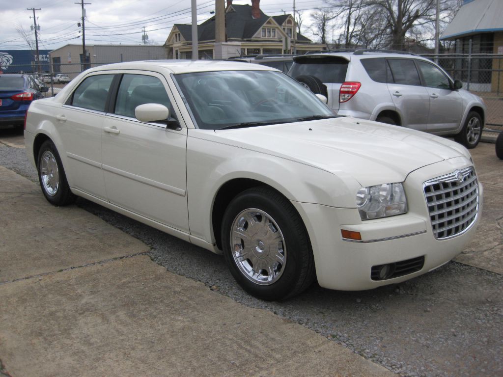2005 Chrysler 300 Image 1