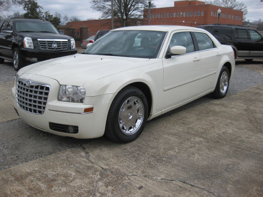 2005 Chrysler 300 Image 2