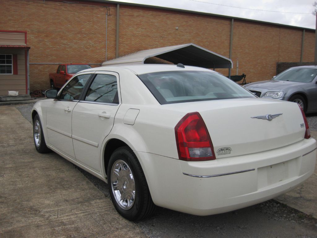 2005 Chrysler 300 Image 3