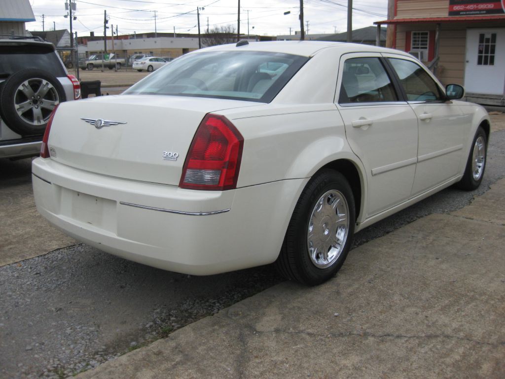 2005 Chrysler 300 Image 4
