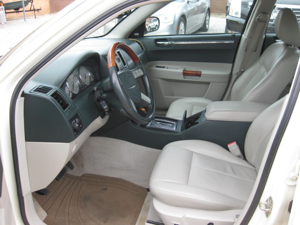 2005 Chrysler 300 Image 5