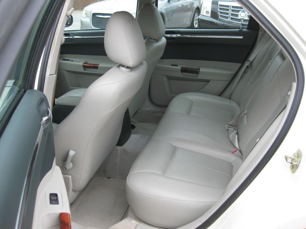2005 Chrysler 300 Image 6