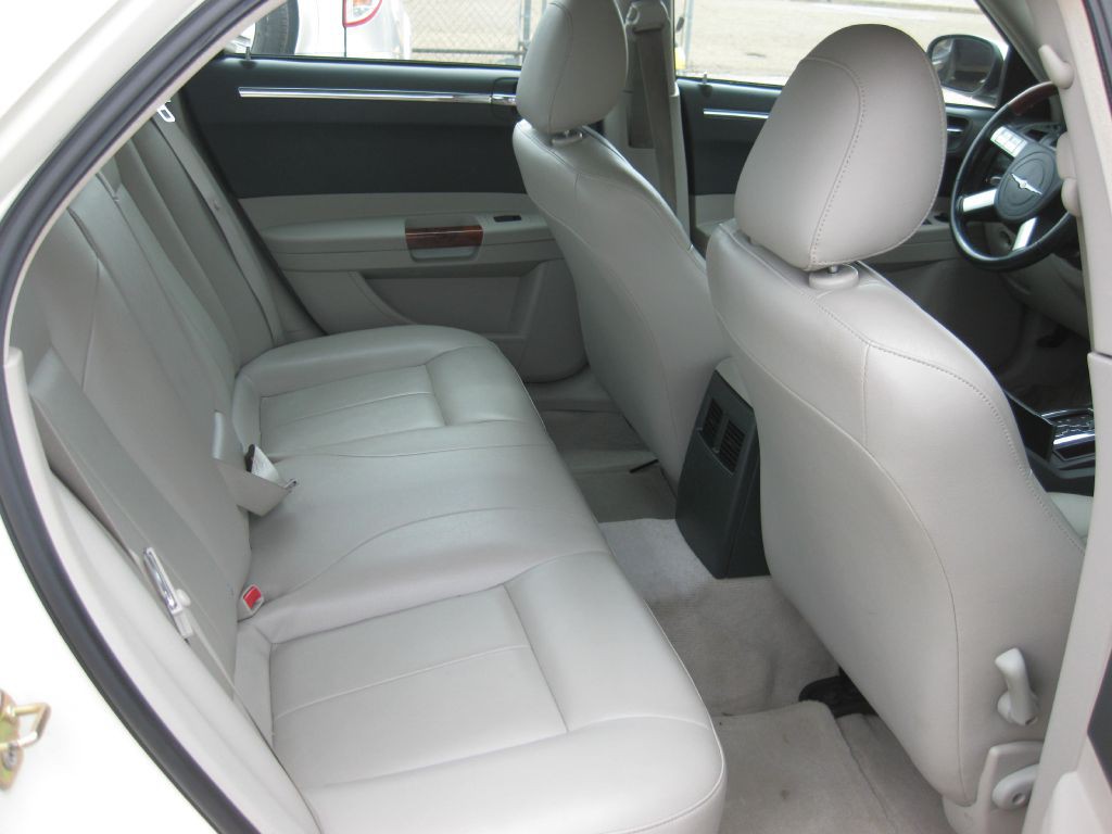 2005 Chrysler 300 Image 7