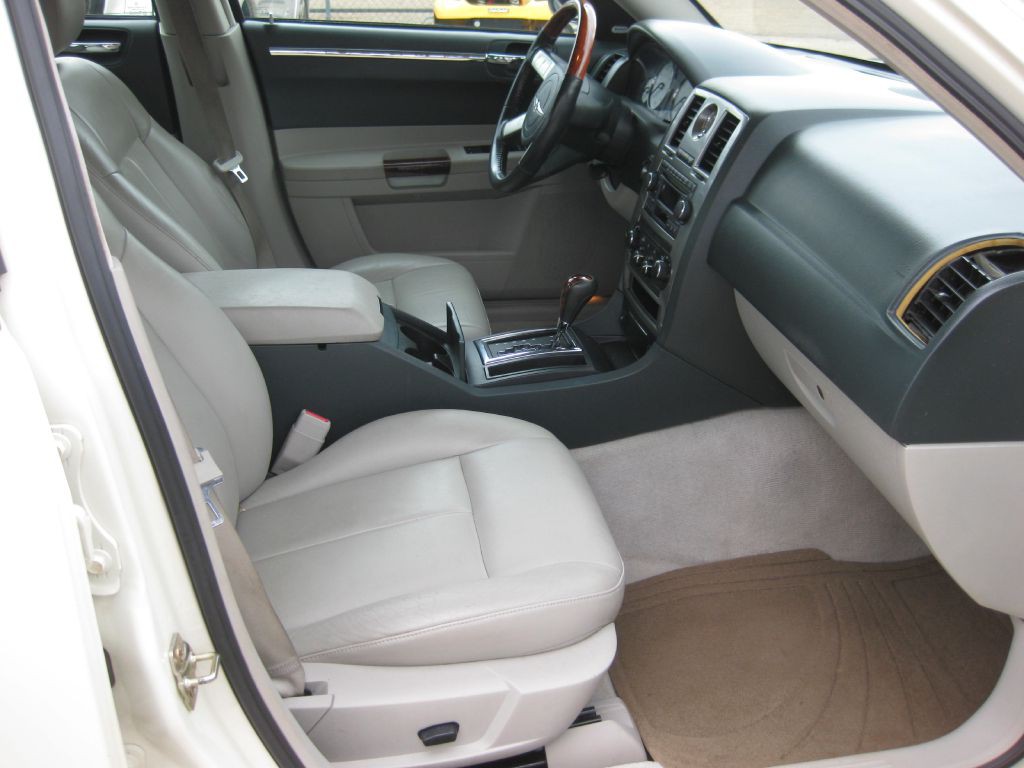 2005 Chrysler 300 Image 8