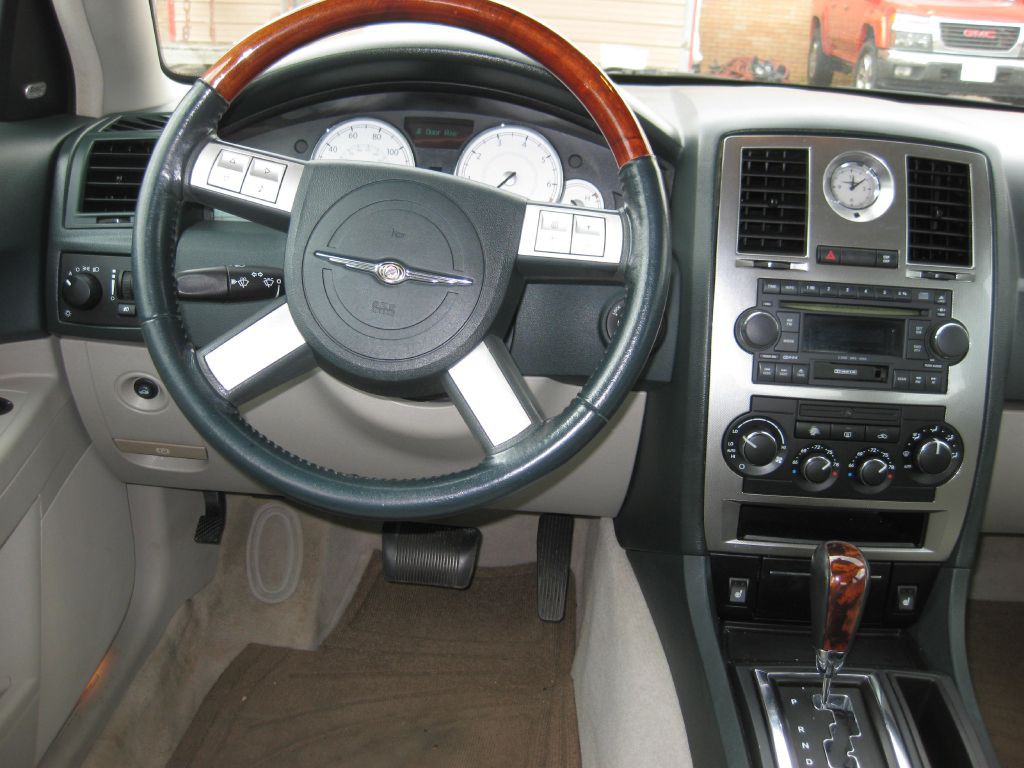 2005 Chrysler 300 Image 9