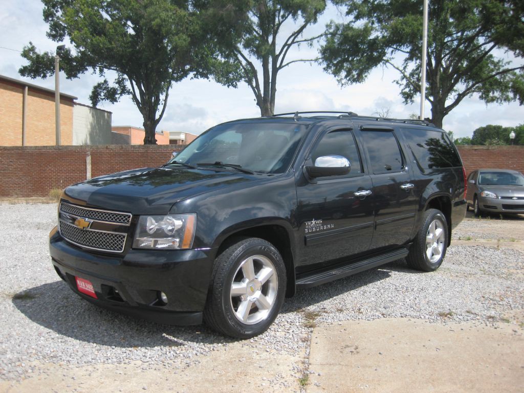 2012 Chevrolet Suburban Image 2