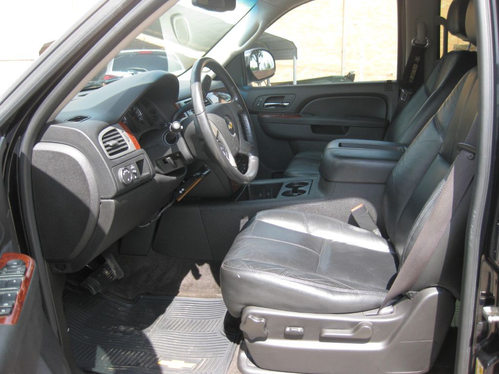 2012 Chevrolet Suburban Image 5