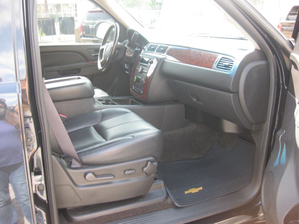 2012 Chevrolet Suburban Image 10