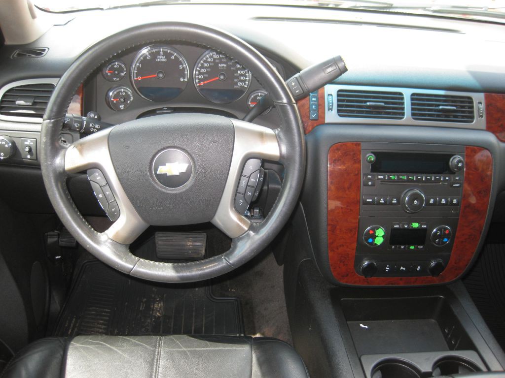 2012 Chevrolet Suburban Image 11