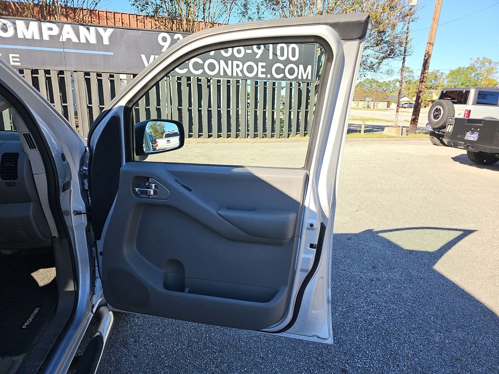 2012 Nissan Frontier Image 25