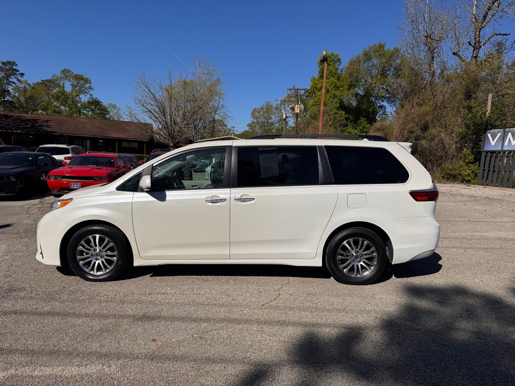 2020 Toyota Sienna Image 1