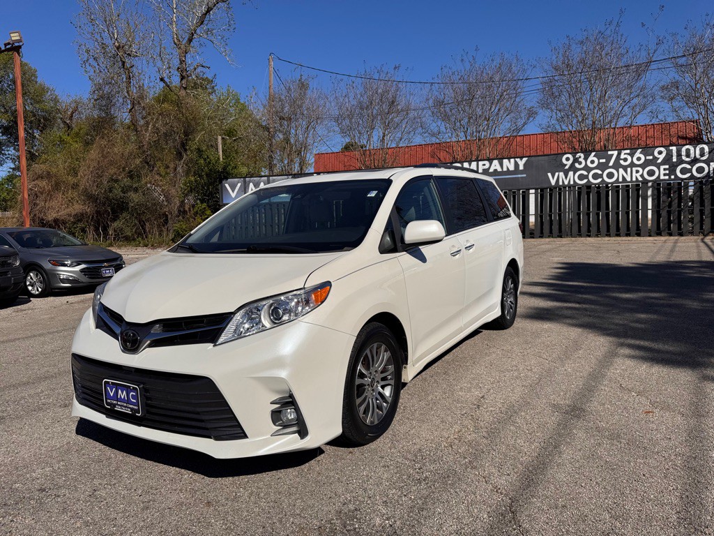 2020 Toyota Sienna Image 2
