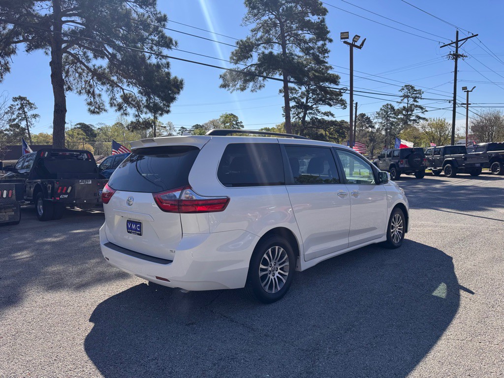 2020 Toyota Sienna Image 6
