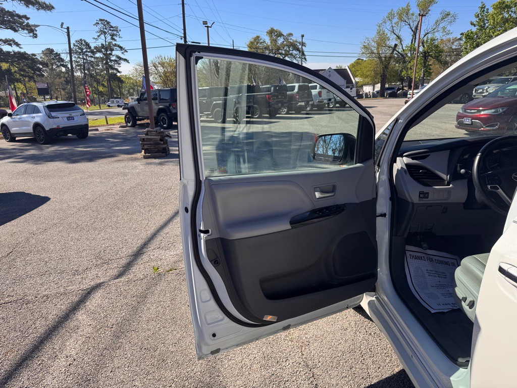 2020 Toyota Sienna Image 11