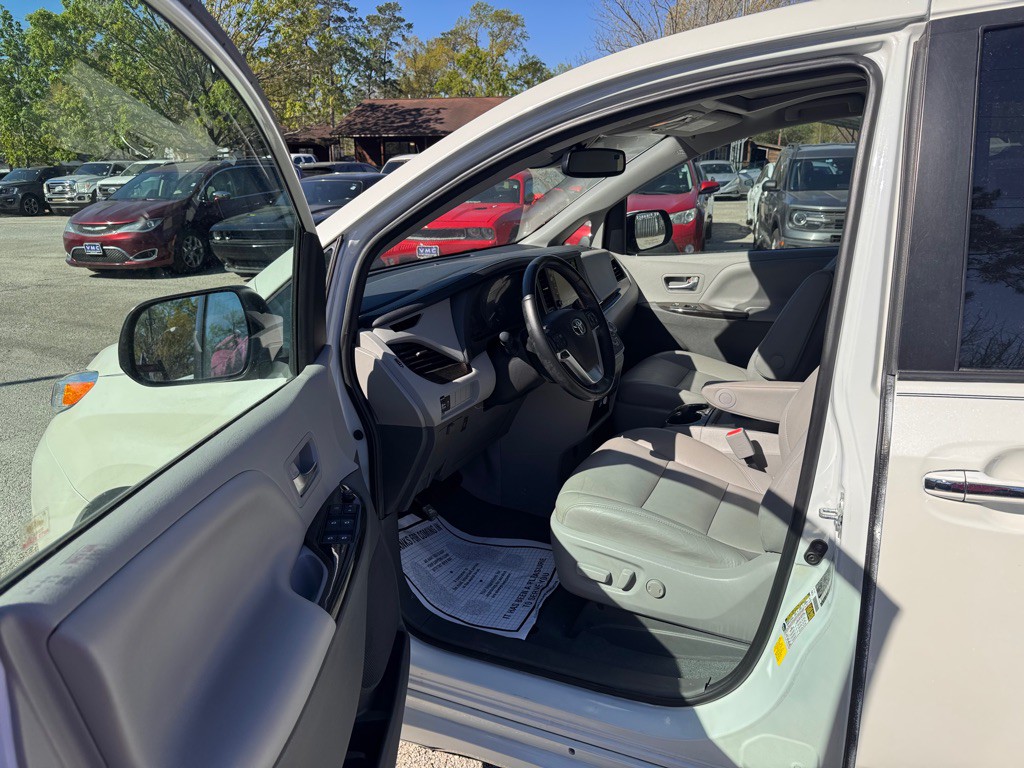 2020 Toyota Sienna Image 15
