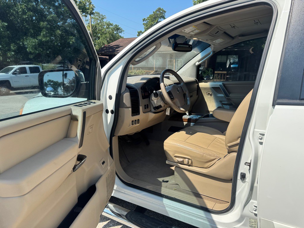 2010 Nissan Titan Image 10